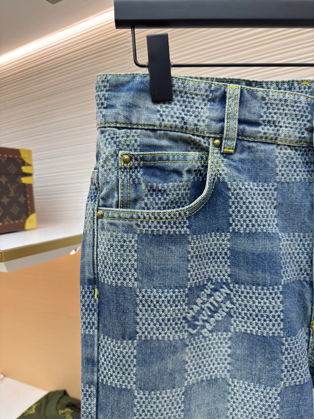 LOUIS VUITTON wide-leg checkerboard denim trousers ●Authentic product: purchased and developed at 15700 ●Item number: 1680096-B95 ●Fabric: denim fabric ●Technology: yarn-dyed jacquard ●Version: fitted version ●Size: 28-30-32-34-36 ●Weight: about 815g ●Description: Both the front and back panels have the brand's iconic embroidered LOGO, and the front panel is decorated with a checkerboard pattern, plus the brand's English embroidery. The back embroidery uses 3D three-dimensional embroidery, with a total stitch count of 23,800. The zipper is electroplated in an aged brass color, and the pull tabs are in an electroplated aged brass color. The overall wiring is straight and delicate, the fabric is comfortable and soft, and the color is consistent without color difference. It can be matched with the same style to create a fashionable look and control various occasions. Customized accessories, complete with three standards, same style for men and women!
